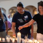Padres afectados por el tiroteo de 2025 en la escuela Annunciation se reúnen para orar y reflexionar antes del nuevo año escolar #Catholic – EDINA, Minnesota — La iglesia católica Nuestra Señora de la Gracia se llenó hasta los topes durante la Misa del 19 de agosto, previa a “Una velada con los padres de la Anunciación: fe, esperanza y resiliencia”, un evento celebrado ocho días antes del primer aniversario del tiroteo mortal ocurrido en la cercana Annunciation Catholic School en Minneapolis.
Tras la Misa vespertina de la parroquia, presidida por el arzobispo Bernard A. Hebda de St. Paul-Minneapolis, la reunión en el salón parroquial contó con una mesa redonda en la que participaron tres padres de alumnos de Annunciation y un recién graduado de esta escuela, que abarca desde preescolar hasta octavo grado.
Relataron sus experiencias y lo que vivieron tras el tiroteo ocurrido en Annunciation Catholic Church (Iglesia Católica de la Anunciación) durante una Misa para toda la escuela el 27 de agosto de 2025, en el que murieron dos alumnos: Harper Moyski, de 10 años, y Fletcher Merkel, de 8.
Los ponentes adultos fueron Laura Eiden, maestra de kindergarten de la escuela, y los padres de familia Tara Keegan y Dan Brady.
Annunciation Light Alliance –un grupo de defensa liderado por padres– ayudó a organizar el evento. El padre Kevin Finnegan, párroco de Nuestra Señora de la Gracia, ayudó a moderar el debate y concelebró la Misa. El padre Dennis Zehren, párroco de Annunciation, fue uno de los concelebrantes.
Para suscribirse a nuestro boletín electrónico semanal, haga click aquí.
En su homilía, el arzobispo Hebda animó a todos a confiar en que Dios “nos trata como ese buen pastor”, un pastor con un gran amor por sus ovejas, “que se asegura de que no nos falte nada en esos verdes pastos a los que nos conduce”.
“Ahora bien, hermanos y hermanas, hay momentos en los que los pastos no parecen tan verdes y, sin duda, para muchas familias de nuestra arquidiócesis ha sido difícil ver el verdor de los pastos desde el pasado 27 de agosto”, afirmó el arzobispo Hebda.
“Y, sin embargo, también vemos bendiciones”, continuó. “Vemos esos indicios de la bondad de Dios, de su generosidad y de su corazón, y confiamos en que seguirá guiándonos hacia una visión más profunda de cómo es generoso con nosotros y de cómo nos ama con corazón de pastor”.
Con el padre Finnegan como moderador, los cuatro ponentes compartieron su experiencia durante ese 27 de agosto. Algunos se encontraban en la iglesia durante el tiroteo, y otros se dirigían hacia allí tras enterarse de la noticia. Todos los ponentes compartieron su profundo dolor.
Brady afirmó que encuentra esperanza en momentos como el evento celebrado en Nuestra Señora de la Gracia, donde “la gente sigue reuniéndose para escuchar estas historias, dar testimonio de ellas y actuar” con “la intención de hacerlo mejor”.
Como profesora, Eiden comentó: “La gente me pregunta constantemente cómo estamos, cómo están los niños, cómo están los profesores”.
“La realidad es que solo puedo responder a esa pregunta por mí misma”, explicó. “Dado que este camino hacia la sanación es increíblemente personal, ninguno tiene la misma experiencia de ese día, el camino (hacia la sanación) tampoco es el mismo. Lo que he podido ver por mí misma es que mi comunidad de Annunciation, mis niños y mis estudiantes me impulsan a seguir adelante. Me necesitan y yo los necesito”.
Afirmo que los alumnos de Annunciation son una fuente de esperanza para ella.
“¿Lo están pasando mal? Sí, la verdad es que sí. Y, sin embargo, se levantan cada día después de haber vivido lo que han vivido”, dijo. “Brillan, y siguen siendo la razón por la que estamos aquí y contamos estas historias”.
Keegan habló de su lucha contra la ira y dijo que “cada vez que siento esa ira, me recuerdo a mí misma que lo que ocurrió no formaba parte del plan de Dios”.
“Él no se quedó de brazos cruzados permitiendo que esto sucediera. Esto ocurrió a causa del mal, y por eso, cuando siento esa ira, cuando cualquiera de nosotros siente ira, depende de nosotros elegir qué vamos a hacer con esa ira”, afirmó.
“El diablo, el mal, las tinieblas no desean otra cosa que no sea que nos enfademos con Dios”, continuó. “No desean otra cosa que no sea que le demos la espalda a Dios y que no volvamos a pisar una iglesia jamás. Depende de nosotros canalizar esa ira para hacer el bien. Tomar lo que el enemigo pretendía para el mal y convertirlo en algo bueno”.
Poco a poco, contó Keegan, empezó a pasar más tiempo en la capilla de adoración eucarística. Rezaba un rosario todos los días y encontraba consuelo en la oración y en la presencia de Dios en la Misa y en la comunidad.
“Es difícil, y cada día es diferente”, dijo Brady. “Creo que hay que ir paso a paso. A veces das pasos atrás. Pero esa es la realidad de lo que estamos intentando hacer aquí”.
“Creo que una parte importante de ello es esta comunidad”, añadió Keegan. “No solo la de la Anunciación, sino más allá. La comunidad ha sido un gran apoyo para nosotros. Honestamente, sin ellos, no sé donde estaríamos. Cada día estoy agradecida por Annunciation”.
El padre Finnegan dijo que estaba agradecido por la valentía y la sinceridad con las que los invitados habían compartido sus sentimientos.
“Es un poderoso recordatorio de que todos llevamos el duelo, el sufrimiento y el dolor de manera diferente”, afirmó el padre Finnegan. “Pero también podemos aprender y crecer a partir de ello”.
Joe Eiden, padre de un alumno de Annunciation, feligrés y esposo de Laura Eiden, habló en nombre de Annunciation Light Alliance (ALA). Afirmó que el grupo sigue recurriendo al personal y a los dirigentes de Annunciation en busca de orientación sobre “cómo encontrar la fuerza para avanzar hacia un futuro más seguro para todos ustedes”.
En los últimos meses, la ALA ha establecido relaciones con legisladores de todo el espectro político, señaló.
“Creemos que proteger a los niños de la violencia armada no es una cuestión política, sino una cuestión de conciencia”, afirmó Joe Eiden. “Seguimos creyendo que compartir nuestras experiencias puede conducir a la acción, y que la acción puede conducir al cambio. No podemos permitirnos creer que estas tragedias son inevitables. No lo son”.
La velada concluyó con el arzobispo Hebda y el padre Finnegan encabezando una procesión desde el Cassidy Hall hasta la iglesia para dedicar un momento a la oración en silencio. Annunciation comienza el nuevo año escolar el 31 de agosto.
Josh McGovern es reportero de The Catholic Spirit, periódico de la Arquidiócesis de St. Paul y Minneapolis. Este artículo fue publicado originalmente en inglés por The Catholic Spirit y se distribuye a través de una colaboración con OSV News.
Padres afectados por el tiroteo de 2025 en la escuela Annunciation se reúnen para orar y reflexionar antes del nuevo año escolar #Catholic – EDINA, Minnesota — La iglesia católica Nuestra Señora de la Gracia se llenó hasta los topes durante la Misa del 19 de agosto, previa a “Una velada con los padres de la Anunciación: fe, esperanza y resiliencia”, un evento celebrado ocho días antes del primer aniversario del tiroteo mortal ocurrido en la cercana Annunciation Catholic School en Minneapolis.
Tras la Misa vespertina de la parroquia, presidida por el arzobispo Bernard A. Hebda de St. Paul-Minneapolis, la reunión en el salón parroquial contó con una mesa redonda en la que participaron tres padres de alumnos de Annunciation y un recién graduado de esta escuela, que abarca desde preescolar hasta octavo grado.
Relataron sus experiencias y lo que vivieron tras el tiroteo ocurrido en Annunciation Catholic Church (Iglesia Católica de la Anunciación) durante una Misa para toda la escuela el 27 de agosto de 2025, en el que murieron dos alumnos: Harper Moyski, de 10 años, y Fletcher Merkel, de 8.
Los ponentes adultos fueron Laura Eiden, maestra de kindergarten de la escuela, y los padres de familia Tara Keegan y Dan Brady.
Annunciation Light Alliance –un grupo de defensa liderado por padres– ayudó a organizar el evento. El padre Kevin Finnegan, párroco de Nuestra Señora de la Gracia, ayudó a moderar el debate y concelebró la Misa. El padre Dennis Zehren, párroco de Annunciation, fue uno de los concelebrantes.
Para suscribirse a nuestro boletín electrónico semanal, haga click aquí.
En su homilía, el arzobispo Hebda animó a todos a confiar en que Dios “nos trata como ese buen pastor”, un pastor con un gran amor por sus ovejas, “que se asegura de que no nos falte nada en esos verdes pastos a los que nos conduce”.
“Ahora bien, hermanos y hermanas, hay momentos en los que los pastos no parecen tan verdes y, sin duda, para muchas familias de nuestra arquidiócesis ha sido difícil ver el verdor de los pastos desde el pasado 27 de agosto”, afirmó el arzobispo Hebda.
“Y, sin embargo, también vemos bendiciones”, continuó. “Vemos esos indicios de la bondad de Dios, de su generosidad y de su corazón, y confiamos en que seguirá guiándonos hacia una visión más profunda de cómo es generoso con nosotros y de cómo nos ama con corazón de pastor”.
Con el padre Finnegan como moderador, los cuatro ponentes compartieron su experiencia durante ese 27 de agosto. Algunos se encontraban en la iglesia durante el tiroteo, y otros se dirigían hacia allí tras enterarse de la noticia. Todos los ponentes compartieron su profundo dolor.
Brady afirmó que encuentra esperanza en momentos como el evento celebrado en Nuestra Señora de la Gracia, donde “la gente sigue reuniéndose para escuchar estas historias, dar testimonio de ellas y actuar” con “la intención de hacerlo mejor”.
Como profesora, Eiden comentó: “La gente me pregunta constantemente cómo estamos, cómo están los niños, cómo están los profesores”.
“La realidad es que solo puedo responder a esa pregunta por mí misma”, explicó. “Dado que este camino hacia la sanación es increíblemente personal, ninguno tiene la misma experiencia de ese día, el camino (hacia la sanación) tampoco es el mismo. Lo que he podido ver por mí misma es que mi comunidad de Annunciation, mis niños y mis estudiantes me impulsan a seguir adelante. Me necesitan y yo los necesito”.
Afirmo que los alumnos de Annunciation son una fuente de esperanza para ella.
“¿Lo están pasando mal? Sí, la verdad es que sí. Y, sin embargo, se levantan cada día después de haber vivido lo que han vivido”, dijo. “Brillan, y siguen siendo la razón por la que estamos aquí y contamos estas historias”.
Keegan habló de su lucha contra la ira y dijo que “cada vez que siento esa ira, me recuerdo a mí misma que lo que ocurrió no formaba parte del plan de Dios”.
“Él no se quedó de brazos cruzados permitiendo que esto sucediera. Esto ocurrió a causa del mal, y por eso, cuando siento esa ira, cuando cualquiera de nosotros siente ira, depende de nosotros elegir qué vamos a hacer con esa ira”, afirmó.
“El diablo, el mal, las tinieblas no desean otra cosa que no sea que nos enfademos con Dios”, continuó. “No desean otra cosa que no sea que le demos la espalda a Dios y que no volvamos a pisar una iglesia jamás. Depende de nosotros canalizar esa ira para hacer el bien. Tomar lo que el enemigo pretendía para el mal y convertirlo en algo bueno”.
Poco a poco, contó Keegan, empezó a pasar más tiempo en la capilla de adoración eucarística. Rezaba un rosario todos los días y encontraba consuelo en la oración y en la presencia de Dios en la Misa y en la comunidad.
“Es difícil, y cada día es diferente”, dijo Brady. “Creo que hay que ir paso a paso. A veces das pasos atrás. Pero esa es la realidad de lo que estamos intentando hacer aquí”.
“Creo que una parte importante de ello es esta comunidad”, añadió Keegan. “No solo la de la Anunciación, sino más allá. La comunidad ha sido un gran apoyo para nosotros. Honestamente, sin ellos, no sé donde estaríamos. Cada día estoy agradecida por Annunciation”.
El padre Finnegan dijo que estaba agradecido por la valentía y la sinceridad con las que los invitados habían compartido sus sentimientos.
“Es un poderoso recordatorio de que todos llevamos el duelo, el sufrimiento y el dolor de manera diferente”, afirmó el padre Finnegan. “Pero también podemos aprender y crecer a partir de ello”.
Joe Eiden, padre de un alumno de Annunciation, feligrés y esposo de Laura Eiden, habló en nombre de Annunciation Light Alliance (ALA). Afirmó que el grupo sigue recurriendo al personal y a los dirigentes de Annunciation en busca de orientación sobre “cómo encontrar la fuerza para avanzar hacia un futuro más seguro para todos ustedes”.
En los últimos meses, la ALA ha establecido relaciones con legisladores de todo el espectro político, señaló.
“Creemos que proteger a los niños de la violencia armada no es una cuestión política, sino una cuestión de conciencia”, afirmó Joe Eiden. “Seguimos creyendo que compartir nuestras experiencias puede conducir a la acción, y que la acción puede conducir al cambio. No podemos permitirnos creer que estas tragedias son inevitables. No lo son”.
La velada concluyó con el arzobispo Hebda y el padre Finnegan encabezando una procesión desde el Cassidy Hall hasta la iglesia para dedicar un momento a la oración en silencio. Annunciation comienza el nuevo año escolar el 31 de agosto.
Josh McGovern es reportero de The Catholic Spirit, periódico de la Arquidiócesis de St. Paul y Minneapolis. Este artículo fue publicado originalmente en inglés por The Catholic Spirit y se distribuye a través de una colaboración con OSV News.