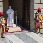 Papa León: María, asunta en la gloria del cielo, es signo de esperanza, consuelo para el mundo #Catholic – (OSV News) — Para quienes viven en medio de la guerra, el desplazamiento y desastres naturales devastadores, la Virgen María sigue siendo una fuente de esperanza y consuelo maternal, dijo el Papa León XIV.
Tras rezar el Ángelus en la solemnidad de la Asunción, el 15 de agosto, el Papa invocó la intercesión de María “maternal en nombre de aquellas comunidades que necesitan ser consoladas y seguir teniendo esperanza”.
“Pienso en los hermanos y hermanas de Tierra Santa, que es también, por excelencia, la Tierra de María”, dijo el Papa a los peregrinos reunidos frente a la residencia papal en Castel Gandolfo. Esa mañana, el pontífice había celebrado la Misa de la Solemnidad de la Asunción de la Bienaventurada Virgen María en la parroquia pontificia de Santo Tomás de Villanueva.

Para suscribirse a nuestro boletín electrónico semanal, haga click aquí.

La oración del Papa por la paz en Tierra Santa llega en un momento de incertidumbre, después de que el primer ministro israelí, Benjamin Netanyahu, rechazara la retirada de Israel de Gaza, que formaba parte de un plan negociado por el Consejo de Paz del presidente de Estados Unidos, Donald Trump.
A pesar del alto el fuego anunciado en octubre de 2025, Israel ha seguido lanzando ataques aéreos que, según afirma, tienen como objetivo desmantelar a Hamás.
El Papa León también ofreció oraciones por los pueblos de Ucrania y Rusia, “ambos unidos por una devoción filial a la Santa Madre de Dios”, y por los cristianos que sufren discriminación o incluso persecución.
La oración del Papa por Ucrania y Rusia se hizo eco de un llamado similar a la paz que había realizado durante su discurso del Ángelus del domingo 9 de agosto, en el que lamentó la muerte de civiles inocentes, incluidos niños.
Antes de saludar a los fieles reunidos frente a su residencia, el Papa León dijo que seguía “por la población colombiana que sufre a causa del terremoto”, mientras continúan los esfuerzos de recuperación tras el devastador sismo de magnitud 7,4 que sacudió el país el 10 de agosto.
“Me uno a estas comunidades y a todas aquellas que viven en contextos difíciles, y junto con ellas exclamo: ‘¡Santa María, ruega por nosotros!’”, dijo el Papa.
Junno Arocho Esteves es corresponsal internacional de OSV News. Síguelo en X @jae_journalist.
&nbsp;