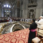 Para experimentar una verdadera relación con Dios en la liturgia, la participación de los fieles no puede ser pasiva, dice el Papa León #Catholic – CIUDAD DEL VATICANO (CNS) — Situada “en la línea de la tradición viva de la Iglesia”, la reforma litúrgica propuesta por el Concilio Vaticano II surgió de la necesidad de que los fieles celebraran la liturgia de manera más “consciente y activa”, y no “como extraños y mudos espectadores”, dijo el Papa León XIV.
“Los fieles ‘no pueden ni deben permanecer mudos y pasivos. Su presencia material no puede conciliarse con su ausencia espiritual’”, dijo, citando al cardenal Giovanni Battista Montini de Milán, el futuro Papa Pablo VI y santo, quien asistía en ese momento a la primera sesión del concilio en 1962.
Los Padres conciliares expresaron “una renovada conciencia del valor de la liturgia”, dijo el Papa León durante su discurso en la audiencia general en la Basílica de San Pedro el 26 de agosto, que se centró en la constitución sobre la liturgia sagrada, “Sacrosanctum Concilium”, y en las razones por las que el concilio buscó promover la reforma de la liturgia.
Fue la última catequesis del Papa dedicada a la primera constitución del concilio tras haber iniciado el 7 de enero su nueva serie de charlas sobre los documentos del Concilio Vaticano II, con el fin de que las personas se sintieran motivadas a releerlos y reflexionar sobre ellos, en lugar de basar su comprensión de los textos en “rumores” y en las interpretaciones de otros, según había señalado.
Para suscribirse a nuestro boletín electrónico semanal, haga click aquí.
Si bien la reforma litúrgica impulsada por el concilio “se sitúa, por lo tanto, en la línea de la tradición viva de la Iglesia”, explicó el Papa León, la reforma también debe entenderse adecuadamente.
“Su correcta comprensión permite también rechazar los abusos que se han verificado en algunos sectores de la Iglesia en la etapa postconciliar, y que lamentablemente a veces todavía hoy se verifican, absolutizando o comprendiendo mal algunos de los principios que estaban en la base de la misma reforma”, dijo.
Durante la liturgia, “se realiza el memorial de la obra de la salvación”, y las acciones rituales de la Iglesia también brindan la oportunidad “de vivir la verdadera relación con Dios, entrando en contacto con el evento salvífico”, dijo el Papa. “Puesto que los gestos, las palabras de la sagrada liturgia son decisivos para realizar esta experiencia, la participación de los fieles no puede ser pasiva”.
La reforma del concilio puso “en el centro lo que constituye el corazón de la experiencia eclesial”, señaló. Por lo tanto, la intención era “hacer resplandecer la liturgia como ‘la primera fuente de la vida divina que se nos comunica’”.
Debido a la importancia del lenguaje, la enseñanza y la “inteligibilidad”, surgió “la exigencia de hacer más accesible a todos los fieles la riqueza de los textos bíblicos y de las oraciones, y de hacer más lineal el ordenamiento celebrativo respecto al previsto en los libros litúrgicos entonces vigentes”, afirmó.
La liturgia es “una realidad viva”, señaló, y siempre ha estado sujeta a desarrollos y cambios a lo largo de los siglos.
“No sorprende entonces que también el Concilio Vaticano II, con el máximo respeto por el patrimonio de la tradición, y precisamente con el fin de hacerlo más accesible, haya considerado necesaria una revisión de los libros litúrgicos”, dijo el Papa León.
Citando la constitución conciliar, señaló: “Porque la Liturgia consta de una parte que es inmutable por ser la institución divina, y de otras partes sujetas a cambio, que en el decurso del tiempo pueden o incluso deben variar, si en ellas se han introducido elementos que no responden bien a la naturaleza íntima de la misma Liturgia o han llegado a ser menos apropiados”.
Por lo tanto, los textos y los ritos se deben “ordenar de manera que expresen con mayor claridad las cosas santas que significan y, en lo posible, el pueblo cristiano pueda comprenderlas fácilmente y participar en ellas por medio de una celebración plena, activa y comunitaria”, dijo, citando la constitución.
“De esta manera, el pueblo cristiano aprende a reconocer las realidades sagradas, a ofrecerse junto con el sacerdote y a través de sus manos, y a abrirse más a recibir la gracia de Dios”, afirmó en el resumen de su catequesis dirigido a los peregrinos de habla inglesa.
En su catequesis principal en italiano, señaló que sigue siendo responsabilidad primordial de los obispos y sacerdotes “custodiar y promover una liturgia que, en el respeto de las normas litúrgicas, resplandezca por su noble sencillez y manifieste así a la Iglesia una, santa, católica y apostólica”.
Tal como enseña el concilio, “las acciones litúrgicas no son acciones privadas”, sino celebraciones que atañen a todo el cuerpo de la Iglesia, “que es el ‘sacramento de unidad’, es decir, pueblo santo congregado y ordenado bajo la dirección de los obispos”, dijo, citando la constitución.
“En cada celebración de los sacramentos, especialmente de la Eucaristía, pidamos la ayuda de Dios para fortalecernos en nuestro camino y entrar en una relación más profunda con el Señor”, dijo en su resumen en inglés. Para experimentar una verdadera relación con Dios en la liturgia, la participación de los fieles no puede ser pasiva, dice el Papa León #Catholic – CIUDAD DEL VATICANO (CNS) — Situada “en la línea de la tradición viva de la Iglesia”, la reforma litúrgica propuesta por el Concilio Vaticano II surgió de la necesidad de que los fieles celebraran la liturgia de manera más “consciente y activa”, y no “como extraños y mudos espectadores”, dijo el Papa León XIV.
“Los fieles ‘no pueden ni deben permanecer mudos y pasivos. Su presencia material no puede conciliarse con su ausencia espiritual’”, dijo, citando al cardenal Giovanni Battista Montini de Milán, el futuro Papa Pablo VI y santo, quien asistía en ese momento a la primera sesión del concilio en 1962.
Los Padres conciliares expresaron “una renovada conciencia del valor de la liturgia”, dijo el Papa León durante su discurso en la audiencia general en la Basílica de San Pedro el 26 de agosto, que se centró en la constitución sobre la liturgia sagrada, “Sacrosanctum Concilium”, y en las razones por las que el concilio buscó promover la reforma de la liturgia.
Fue la última catequesis del Papa dedicada a la primera constitución del concilio tras haber iniciado el 7 de enero su nueva serie de charlas sobre los documentos del Concilio Vaticano II, con el fin de que las personas se sintieran motivadas a releerlos y reflexionar sobre ellos, en lugar de basar su comprensión de los textos en “rumores” y en las interpretaciones de otros, según había señalado.
Para suscribirse a nuestro boletín electrónico semanal, haga click aquí.
Si bien la reforma litúrgica impulsada por el concilio “se sitúa, por lo tanto, en la línea de la tradición viva de la Iglesia”, explicó el Papa León, la reforma también debe entenderse adecuadamente.
“Su correcta comprensión permite también rechazar los abusos que se han verificado en algunos sectores de la Iglesia en la etapa postconciliar, y que lamentablemente a veces todavía hoy se verifican, absolutizando o comprendiendo mal algunos de los principios que estaban en la base de la misma reforma”, dijo.
Durante la liturgia, “se realiza el memorial de la obra de la salvación”, y las acciones rituales de la Iglesia también brindan la oportunidad “de vivir la verdadera relación con Dios, entrando en contacto con el evento salvífico”, dijo el Papa. “Puesto que los gestos, las palabras de la sagrada liturgia son decisivos para realizar esta experiencia, la participación de los fieles no puede ser pasiva”.
La reforma del concilio puso “en el centro lo que constituye el corazón de la experiencia eclesial”, señaló. Por lo tanto, la intención era “hacer resplandecer la liturgia como ‘la primera fuente de la vida divina que se nos comunica’”.
Debido a la importancia del lenguaje, la enseñanza y la “inteligibilidad”, surgió “la exigencia de hacer más accesible a todos los fieles la riqueza de los textos bíblicos y de las oraciones, y de hacer más lineal el ordenamiento celebrativo respecto al previsto en los libros litúrgicos entonces vigentes”, afirmó.
La liturgia es “una realidad viva”, señaló, y siempre ha estado sujeta a desarrollos y cambios a lo largo de los siglos.
“No sorprende entonces que también el Concilio Vaticano II, con el máximo respeto por el patrimonio de la tradición, y precisamente con el fin de hacerlo más accesible, haya considerado necesaria una revisión de los libros litúrgicos”, dijo el Papa León.
Citando la constitución conciliar, señaló: “Porque la Liturgia consta de una parte que es inmutable por ser la institución divina, y de otras partes sujetas a cambio, que en el decurso del tiempo pueden o incluso deben variar, si en ellas se han introducido elementos que no responden bien a la naturaleza íntima de la misma Liturgia o han llegado a ser menos apropiados”.
Por lo tanto, los textos y los ritos se deben “ordenar de manera que expresen con mayor claridad las cosas santas que significan y, en lo posible, el pueblo cristiano pueda comprenderlas fácilmente y participar en ellas por medio de una celebración plena, activa y comunitaria”, dijo, citando la constitución.
“De esta manera, el pueblo cristiano aprende a reconocer las realidades sagradas, a ofrecerse junto con el sacerdote y a través de sus manos, y a abrirse más a recibir la gracia de Dios”, afirmó en el resumen de su catequesis dirigido a los peregrinos de habla inglesa.
En su catequesis principal en italiano, señaló que sigue siendo responsabilidad primordial de los obispos y sacerdotes “custodiar y promover una liturgia que, en el respeto de las normas litúrgicas, resplandezca por su noble sencillez y manifieste así a la Iglesia una, santa, católica y apostólica”.
Tal como enseña el concilio, “las acciones litúrgicas no son acciones privadas”, sino celebraciones que atañen a todo el cuerpo de la Iglesia, “que es el ‘sacramento de unidad’, es decir, pueblo santo congregado y ordenado bajo la dirección de los obispos”, dijo, citando la constitución.
“En cada celebración de los sacramentos, especialmente de la Eucaristía, pidamos la ayuda de Dios para fortalecernos en nuestro camino y entrar en una relación más profunda con el Señor”, dijo en su resumen en inglés.
