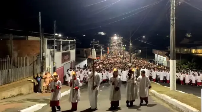 People ‘thirsting for Christ’ at procession in Brazil, bishop says #Catholic About 50,000 faithful took part in the closing procession for the novena to Our Lady of Glory in Brazil on Aug. 15. The local bishop, Flávio Giovenale, said the large turnout reflects the faith of the people, who are “thirsting for Christ.”“This multitude is saying: We want spirituality, we want Jesus, and we love Our Lady because she leads us to Jesus,” the bishop told the website Juruá 24 Horas.“Our Lady is like a mother who takes us to school; the teacher — the master — is Jesus, and Our Lady leads us to him,” he said.The devotees walked about two miles in a procession lasting nearly two hours. Holding candles, they followed the image of Our Lady, praying and giving thanks.“We came to give thanks for the harvest and for our family’s health. Being here among so many people sharing the same purpose is something indescribable,” farmer Renilson Fox said to news website G1.“We spend the whole year waiting for this moment,” veterinarian Douglas Vasconcelos told G1. He said that for him, this “is a day to renew our faith and give thanks for so many graces received.”Mary is our ‘prototype’“Today, we celebrate Our Lady of Glory, who is already there [in glory], a gift from God,” Giovenale said during the Mass at the Cruzeiro do Sul cathedral prior to the procession. The bishop recalled Jesus’s words: “I am going to the Father’s glory, and after I prepare a place, I will return and take you with me.”“We say that at the end of time, we will all rise again and be reunited in body and soul to live in heaven, body and soul. But for Our Lady, Jesus chose to make an exception, a gift. In his freedom, he said: ‘Our Lady was the first to say yes to me; she will also be the first to rise again,’” he explained.The bishop recalled that the Dormition of Mary, although not found in the Bible, has been a tradition “since the early years” of Christianity. It says “that Our Lady fell asleep in the Lord and Jesus came and took her, body and soul.”“She is there in heaven, body and soul, as the first Christian, the first to say ‘Here am I, the servant of the Lord,’ and the first to rise again, body and soul. She is, as it were, our prototype,” he said.In his homily, Giovenale said that before attaining glory, Mary served, and Christians must follow her example to reach the kingdom of heaven.“We’re going to walk in procession, why? Because Mary — after receiving the angel’s announcement that she would be the Mother of the Savior, and after saying, ‘I am the servant of the Lord’ — what did she do? She went to serve Elizabeth,” he said.“To serve, to be Christians, to be a faithful people, we can’t afford to slack off. Jesus promised us happiness, not ease. It requires effort; it requires saying, ‘I want to serve,’ just as Mary did,” he said.The bishop recalled that it was Jesus who said, “I came into the world not to be served, but to serve.” “Mary was the one who, in so many ways, anticipated this, because she is the first to be faithful to Jesus,” he added.Giovenale cited the theme of this year’s novena to Our Lady of Glory: “Our Lady of Glory, Mother of the Faithful People.” “If we want to be faithful to Jesus, faithful to God, we must imitate Mary — to journey forth and go serve others,” he said.This story was first published by ACI Digital, the Portuguese-language sister service of EWTN News. It has been translated and adapted by EWTN News English.
