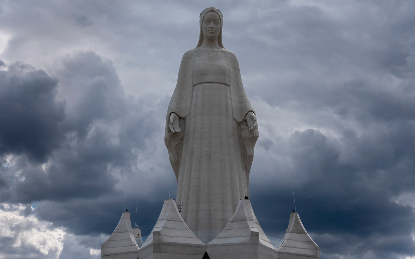 Poland inaugurates Europe’s tallest statue of the Virgin Mary – #Catholic – On Saturday, Aug. 15, the solemnity of the Assumption of the Blessed Virgin Mary, the Catholic Church in Poland dedicated the largest statue of the Virgin Mary in Europe during a Mass celebrated by Bishop Krzysztof Wętkowski of Włocławek.The monument stands 55.6 meters (182 feet) tall from ground level to its highest point. It was built in the town of Konotopie and funded by married couple Grażyna and Roman Karkosik, for whom it represents a “personal vow of thanksgiving for the recovery of their health and lives,” according to Euronews.Its height exceeds that of the famous Christ the Redeemer statue in Rio de Janeiro, which measures 38 meters (125 feet) from its base; it is also taller than the Christ the King of the Universe statue in Świebodzin, Poland, which stands 52.5 meters (172 feet) tall when measured from the mound upon which it rises.According to Vatican News, the statue depicts Our Lady of Mercy and is located near a chapel dedicated to Our Lady of Sorrows, which serves as a pilgrimage site. The bishop of Włocławek highlighted this during the blessing ceremony, noting that the site where the new monument stands "is no ordinary place; it is a place sanctified by the prayers of pilgrims.”Instagram postConstruction followed the design of sculptor Adam Jakub Matejkowski. The pedestal is surrounded by eight pillars in the form of a crown. Additionally, pilgrims can go up to a terrace at a height of 15.3 meters (50 feet), from where the image of Mary itself rises.In his homily, the prelate emphasized the importance of lifting oneʼs gaze toward heaven, especially in these times when many people “keep their eyes fixed solely on the earth and focus exclusively on themselves.”Regarding the name of the new sculpture, Wętkowski noted that St. Faustina Kowalska, to whom Christ revealed his divine mercy, was born in Świnice Warckie, also within the Diocese of Włocławek, where she was baptized and received her first Communion.“Here in Konotopie, Mary, in the image we see, welcomes us all; she leans toward us and opens her arms to invite us to lift our gaze upward, toward God and heaven,” Wętkowski noted.The ceremony began with the recitation of the rosary and concluded with a shower of red rose petals dropped from two helicopters hovering over the monument.This story was first published by ACI Prensa, the Spanish-language sister service of EWTN News. It has been translated and adapted by EWTN News English.