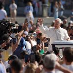 Los católicos no pueden ser ‘espectadores desinteresados’ ante los acontecimientos actuales, dice el Papa León #Catholic – CIUDAD DEL VATICANO (CNS) — Los fieles están llamados a dejar atrás “toda pasividad e indiferencia ante los acontecimientos que se producen, ante la historia y la vida de las personas, sobre todo ante el cambio rápido y profundo que experimentamos hoy”, dijo el Papa León XIV en su audiencia general.
“No es posible permanecer como espectadores desinteresados, es necesario, en cambio, escuchar con el corazón, dejarse interpelar, involucrarse”, dijo el Papa el 2 de septiembre en la Plaza de San Pedro.
“Con Cristo y sostenidos por la fuerza de su Espíritu, los creyentes están llamados a hacerse cargo de las dificultades de los hermanos, sobre todo de aquellos que se ven oprimidos por la injusticia, por la discriminación, por la violencia”, afirmó durante su catequesis principal.
Para suscribirse a nuestro boletín electrónico semanal, haga click aquí.
El Papa León inició una nueva serie de reflexiones sobre la constitución pastoral del Concilio Vaticano II “Gaudium et Spes”, que examina la relación entre la Iglesia y el mundo moderno.
Recordando la advertencia de San Juan XXIII contra los “profetas de calamidades”, quienes consideraban que su propia época era peor que el pasado, el Papa León afirmó que, por el contrario, los cristianos están llamados a compartir la vida de la humanidad tal como lo hizo Cristo.
Esa cercanía a la humanidad, señaló el Papa, también abre el camino a una comprensión más profunda de los acontecimientos y de la propia Revelación.
“No se trata, de hecho, de una disposición simplemente moral”, afirmó.
Dirigiéndose a los peregrinos de habla inglesa, el Papa León afirmó que es responsabilidad pastoral de la Iglesia relacionarse con el mundo contemporáneo, compartir sus alegrías y tristezas, y defender a los pobres y marginados.
La Iglesia, dijo, también debe escrutar a fondo los signos de la época, enfrentando “problemas urgentes como el progreso tecnológico que solo beneficia a unos pocos y la persistencia de la pobreza generalizada”.
Sus comentarios se produjeron meses después de la publicación de su primera encíclica, “Magnifica Humanitas”, en la que detallaba su visión sobre las implicaciones globales de la inteligencia artificial y advertía contra permitir que el desarrollo tecnológico avance sin dar prioridad a la dignidad humana.
“En nuestros días, marcados por profundos cambios y mucha injusticia, cada uno de nosotros está llamado, pues, a desempeñar su papel al acoger y escuchar las preguntas y anhelos más profundos del corazón humano, haciendo presente ante todos el amor misericordioso de Cristo nuestro Salvador”, dijo el Papa a los angloparlantes.
Durante un período de profundos cambios que está generando “desequilibrios preocupantes”, el Papa León afirmó que la Iglesia está llamada a servir a la persona humana al escuchar “los interrogantes más profundos de su corazón y los anhelos que lo habitan”.
La Iglesia debe orientar a las personas hacia Cristo, dijo, como “la clave, el centro y el fin de toda la historia humana”.
Los católicos no pueden ser ‘espectadores desinteresados’ ante los acontecimientos actuales, dice el Papa León #Catholic – CIUDAD DEL VATICANO (CNS) — Los fieles están llamados a dejar atrás “toda pasividad e indiferencia ante los acontecimientos que se producen, ante la historia y la vida de las personas, sobre todo ante el cambio rápido y profundo que experimentamos hoy”, dijo el Papa León XIV en su audiencia general.
“No es posible permanecer como espectadores desinteresados, es necesario, en cambio, escuchar con el corazón, dejarse interpelar, involucrarse”, dijo el Papa el 2 de septiembre en la Plaza de San Pedro.
“Con Cristo y sostenidos por la fuerza de su Espíritu, los creyentes están llamados a hacerse cargo de las dificultades de los hermanos, sobre todo de aquellos que se ven oprimidos por la injusticia, por la discriminación, por la violencia”, afirmó durante su catequesis principal.
Para suscribirse a nuestro boletín electrónico semanal, haga click aquí.
El Papa León inició una nueva serie de reflexiones sobre la constitución pastoral del Concilio Vaticano II “Gaudium et Spes”, que examina la relación entre la Iglesia y el mundo moderno.
Recordando la advertencia de San Juan XXIII contra los “profetas de calamidades”, quienes consideraban que su propia época era peor que el pasado, el Papa León afirmó que, por el contrario, los cristianos están llamados a compartir la vida de la humanidad tal como lo hizo Cristo.
Esa cercanía a la humanidad, señaló el Papa, también abre el camino a una comprensión más profunda de los acontecimientos y de la propia Revelación.
“No se trata, de hecho, de una disposición simplemente moral”, afirmó.
Dirigiéndose a los peregrinos de habla inglesa, el Papa León afirmó que es responsabilidad pastoral de la Iglesia relacionarse con el mundo contemporáneo, compartir sus alegrías y tristezas, y defender a los pobres y marginados.
La Iglesia, dijo, también debe escrutar a fondo los signos de la época, enfrentando “problemas urgentes como el progreso tecnológico que solo beneficia a unos pocos y la persistencia de la pobreza generalizada”.
Sus comentarios se produjeron meses después de la publicación de su primera encíclica, “Magnifica Humanitas”, en la que detallaba su visión sobre las implicaciones globales de la inteligencia artificial y advertía contra permitir que el desarrollo tecnológico avance sin dar prioridad a la dignidad humana.
“En nuestros días, marcados por profundos cambios y mucha injusticia, cada uno de nosotros está llamado, pues, a desempeñar su papel al acoger y escuchar las preguntas y anhelos más profundos del corazón humano, haciendo presente ante todos el amor misericordioso de Cristo nuestro Salvador”, dijo el Papa a los angloparlantes.
Durante un período de profundos cambios que está generando “desequilibrios preocupantes”, el Papa León afirmó que la Iglesia está llamada a servir a la persona humana al escuchar “los interrogantes más profundos de su corazón y los anhelos que lo habitan”.
La Iglesia debe orientar a las personas hacia Cristo, dijo, como “la clave, el centro y el fin de toda la historia humana”.