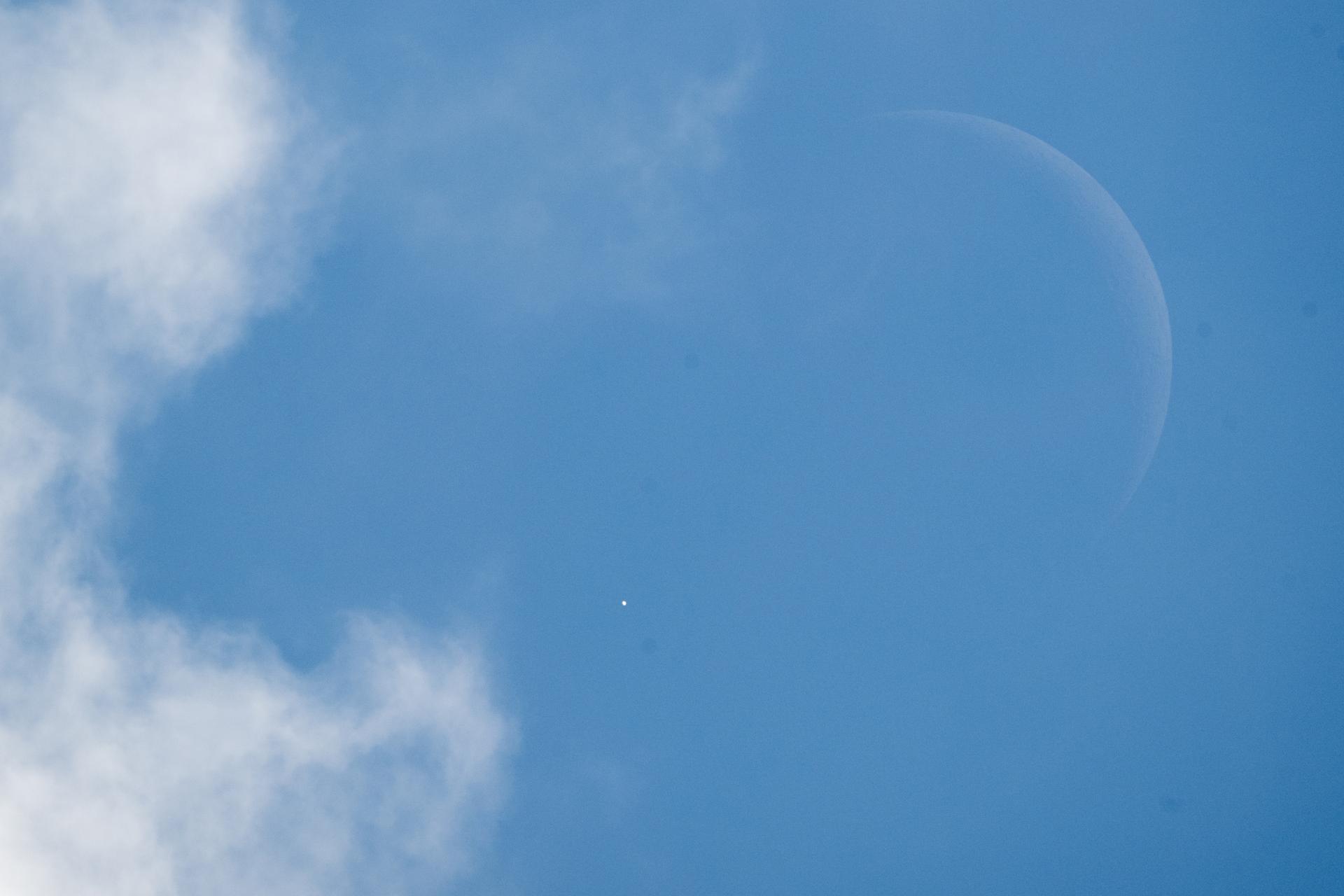 Lunar Occultation of Venus – On Wednesday, June 17, skywatchers across the United States—and parts of Canada—enjoyed a rare event: a daytime lunar occultation of Venus. A lunar occultation occurs when the Moon moves directly in front of another celestial object from our viewpoint on Earth, briefly hiding it from sight. Lunar Occultation of Venus – On Wednesday, June 17, skywatchers across the United States—and parts of Canada—enjoyed a rare event: a daytime lunar occultation of Venus. A lunar occultation occurs when the Moon moves directly in front of another celestial object from our viewpoint on Earth, briefly hiding it from sight.