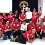 Renovación Carismática Católica de la Diócesis de Paterson celebra el tercer módulo de la formación nacional en su escuela de formación de líderes #Catholic – La Renovación Carismática Católica de la Diócesis de Paterson celebró con alegría el tercer módulo de la formación nacional, impartido en su Escuela de Formación de Líderes (EFL), con la participación de coordinadores, servidores de los grupos de oración y miembros del público en general.
La jornada contó con la presencia de Don Enrique Méndez, Coordinador Nacional de Formación de la Renovación Carismática Católica de Estados Unidos y Canadá y miembro del Comité Nacional, quien impartió este módulo dedicado a los Seminarios de Vida en el Espíritu.
Esta formación complementó el proceso desarrollado en los módulos anteriores, en los que se abordaron temas fundamentales como el amor de Dios, el pecado y la promesa del Padre. En esta ocasión, el énfasis estuvo en comprender el Seminario de Vida en el Espíritu como una experiencia de encuentro con Dios que debe continuar mediante el acompañamiento, los cursos de crecimiento, la formación y la vida de servicio dentro de la Iglesia.
Teresa Amparo, coordinadora de la Renovación Carismática Católica de la Diócesis de Paterson, destacó el ambiente de oración, alabanza, fraternidad y aprendizaje vivido durante la jornada, que incluyó ejercicios pastorales y momentos de encuentro fraterno entre coordinadores y servidores.
Con este tercer módulo, la Renovación Carismática Católica de la Diócesis de Paterson continúa fortaleciendo su compromiso con una formación integral que ayude a sus miembros a crecer espiritualmente y a servir con mayor madurez en sus parroquias y comunidades.
Para conocer los próximos encuentros, actividades e informaciones de la Renovación Carismática Católica de la Diócesis de Paterson, visite su sitio web oficial:
www.rccpatersonnj.com.

Para suscribirse a nuestro boletín electrónico semanal, haga click aquí.
