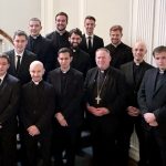 Seminaristas hispanos comparten su historia vocacional #Catholic – La Diócesis de Paterson celebró recientemente su primer Seminarian Media Day, una jornada en la que los seminaristas se pusieron frente a las cámaras para compartir un poco de sus vidas, su formación y su vocación.
La iniciativa nació de la Oficina de Vocaciones como una nueva manera de acercarse a los jóvenes que pueden estar preguntándose si Dios los llama al sacerdocio.
Al explicar la importancia de utilizar también los medios digitales para acompañar el discernimiento vocacional, el Padre Charles Lana, director de Vocaciones, señaló que “muchos jóvenes que están explorando una vocación primero buscan en línea información e inspiración”. Después, añadió, lo que encuentran puede llevarlos a conversar con sacerdotes, seminaristas y otras personas de la Iglesia.
Por eso, durante el Media Day fueron los propios seminaristas quienes ayudaron a crear contenido para promover las vocaciones. Para el Padre Lana, sus historias tienen un valor especial porque ellos mismos son testigos de lo que significa responder al llamado de Dios. Estas son tres de esas historias.

Para suscribirse a nuestro boletín electrónico semanal, haga click aquí.

Diácono Carlos: un llamado desde la infancia
Dcn.Carlos Vargas nació en Barranquilla, Colombia, y su historia vocacional comenzó mucho antes de entrar al seminario.
Creció en una familia de fe. Recuerda especialmente a su abuela paterna, con quien iba a Misa todos los domingos y rezaba el rosario. Desde los siete años comenzó a sentir el deseo de ser sacerdote y sirvió en su parroquia como monaguillo.
Inició su formación en Colombia, donde estuvo un año en el seminario. Después continuó su camino en Estados Unidos. Primero estudió inglés y en 2022 se graduó de St. Andrew’s College Seminary. Actualmente estudia Teología en Immaculate Conception Seminary, en Seton Hall.
Una de sus clases favoritas es Cristología porque, dice, le permite conocer más profundamente la identidad de Jesús. Ciertamente su formación no ocurre solamente en las aulas. Carlos disfruta especialmente el trabajo pastoral en hospitales y parroquias, donde puede encontrarse directamente con las personas. Cuando habla de por qué quiere ser sacerdote, su respuesta es sencilla: quiere servir.
David: la pregunta después de la secundaria
La historia de David Marín Urquía es diferente. Nació en Estados Unidos y durante años estuvo vinculado a la Iglesia de Santa Margarita de Escocia, Morristown, donde creció en la fe.
Al graduarse de la secundaria (High School) en 2023 comenzó a preguntarse más seriamente por su vocación. Un profesor de Teología lo ayudó a encontrar un director espiritual, y esas conversaciones le permitieron hablar sobre su vida espiritual y, sobre todo, llevar la pregunta por su vocación a la oración.
La Virgen María también ha estado presente en ese camino. Desde pequeño, David rezaba el rosario con su familia y le pedía a María que lo ayudara a descubrir su vocación.
Buscando dar otros pasos, preguntó al entonces director de Vocaciones, el Padre Edward Rama, si había algún evento en el que pudiera participar. Así llegó a una peregrinación al santuario de los Mártires Norteamericanos, en Nueva York.
Después vinieron los retiros, la Misa diaria, la Adoración Eucarística, la lectura de las Sagradas Escrituras y de las vidas de los santos. También fueron importantes su servicio como monaguillo y lector, y el acompañamiento que recibió del Padre Sebastián Muñoz y del grupo Ágape de St. Margaret.
En medio de ese proceso fue descubriendo con mayor claridad su deseo de ser sacerdote. David siente una atracción especial hacia los sacramentos y considera un privilegio poder algún día celebrarlos y llevarlos a las personas.
Jairo: paz ante el Santísimo
Jairo Andrés Jaramillo Bernal también nació en Colombia, en San Alberto, departamento del Cesar. En su historia vocacional, dos experiencias han sido especialmente importantes: la fe que recibió de su abuela y el tiempo que pasó ante el Santísimo Sacramento.
Fue su abuela quien le enseñó a rezar el rosario y lo ayudó a conocer mejor la fe católica y el significado de la Eucaristía. Aunque el llamado al sacerdocio estuvo presente desde su infancia, comenzó a hacerse más claro durante su servicio militar en la Armada Nacional de Colombia.
Jairo recuerda que en aquel tiempo sentía un vacío interior. Comenzó entonces a pasar tiempo ante el Santísimo Sacramento y allí encontraba paz y tranquilidad. Poco a poco nació en él un deseo más profundo de conocer a Jesús y servirlo.
Después del servicio militar conoció al Padre Wilfrey Arenas y comenzó a conversar con él sobre su vocación. En 2017 ingresó al Seminario Nacional Cristo Sacerdote, en Colombia, y al año siguiente llegó a Estados Unidos para continuar su formación. Este otoño comienza su segundo año de Teología.
El servicio también ha sido importante para entender su vocación. Las misiones humanitarias, la ayuda a familias necesitadas, la evangelización y el trabajo en las comunidades le fueron mostrando que encontraba alegría cuando servía a los demás. Sus dos tíos sacerdotes también lo han acompañado y aconsejado durante su camino. De ellos admira especialmente la confianza que ofrecen a las personas y su disposición para estar presentes cuando alguien los necesita.
Para Jairo, allí está también la razón por la que quiere ser sacerdote: ha descubierto que su verdadera alegría y el sentido de su vida están en servir a los demás y acercarse más a Jesucristo.
Caminos distintos, un mismo llamado
Las historias de Carlos, David y Jairo muestran caminos distintos. Carlos comenzó a sentir el llamado siendo apenas un niño en Colombia. David empezó a discernirlo con mayor intensidad después de terminar la secundaria en Estados Unidos. Para Jairo, un momento decisivo llegó durante su servicio militar, cuando comenzó a pasar más tiempo ante el Santísimo. En los tres aparecen elementos muy sencillos: la familia, la oración, el servicio, buenos sacerdotes y otras personas que los ayudaron a discernir.
El Seminarian Media Day busca precisamente que historias como estas lleguen a otros jóvenes.
Al hablar sobre la formación de los seminaristas para la evangelización en el mundo actual, el Padre Lana explicó que “los futuros sacerdotes necesitan ser capaces de comunicar las verdades de la fe no solamente desde el púlpito, sino también a través de los medios modernos de comunicación que las personas utilizan todos los días”.
Este mes de septiembre, la Oficina de Vocaciones lanza una cuenta de Instagram dedicada a las vocaciones. El Padre Lana invitó a los fieles a seguirla, compartir su contenido y, especialmente, rezar por los seminaristas.
Quizá alguno de esos jóvenes llegue a hacerse la misma pregunta que Dcn.Carlos, David y Jairo se hicieron alguna vez: ¿Dios me estará llamando a mí?
&nbsp;