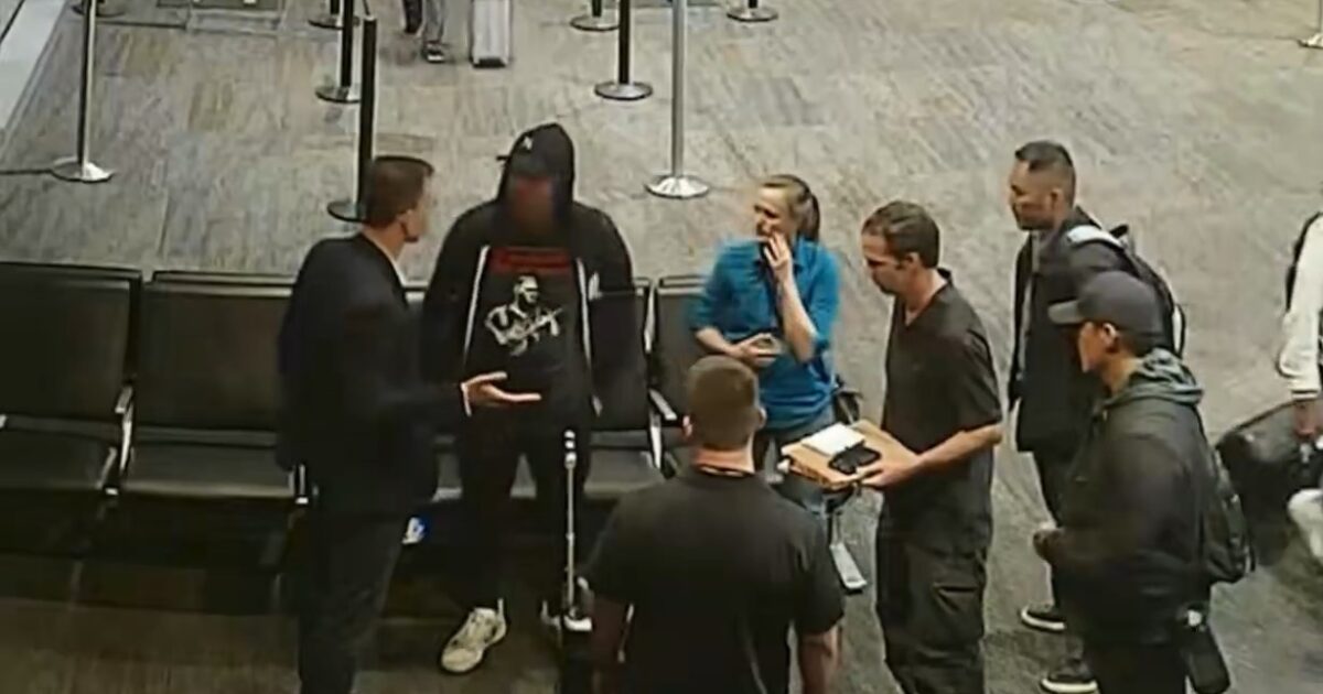 WATCH: Video Shows Moment FBI Agents Swarmed Swalwell and Seized His Electronic Devices at San Francisco Airport – New footage shows the moment that FBI agents swarmed former Democrat Rep.
The post WATCH: Video Shows Moment FBI Agents Swarmed Swalwell and Seized His Electronic Devices at San Francisco Airport appeared first on The Gateway Pundit. WATCH: Video Shows Moment FBI Agents Swarmed Swalwell and Seized His Electronic Devices at San Francisco Airport – New footage shows the moment that FBI agents swarmed former Democrat Rep.
The post WATCH: Video Shows Moment FBI Agents Swarmed Swalwell and Seized His Electronic Devices at San Francisco Airport appeared first on The Gateway Pundit.