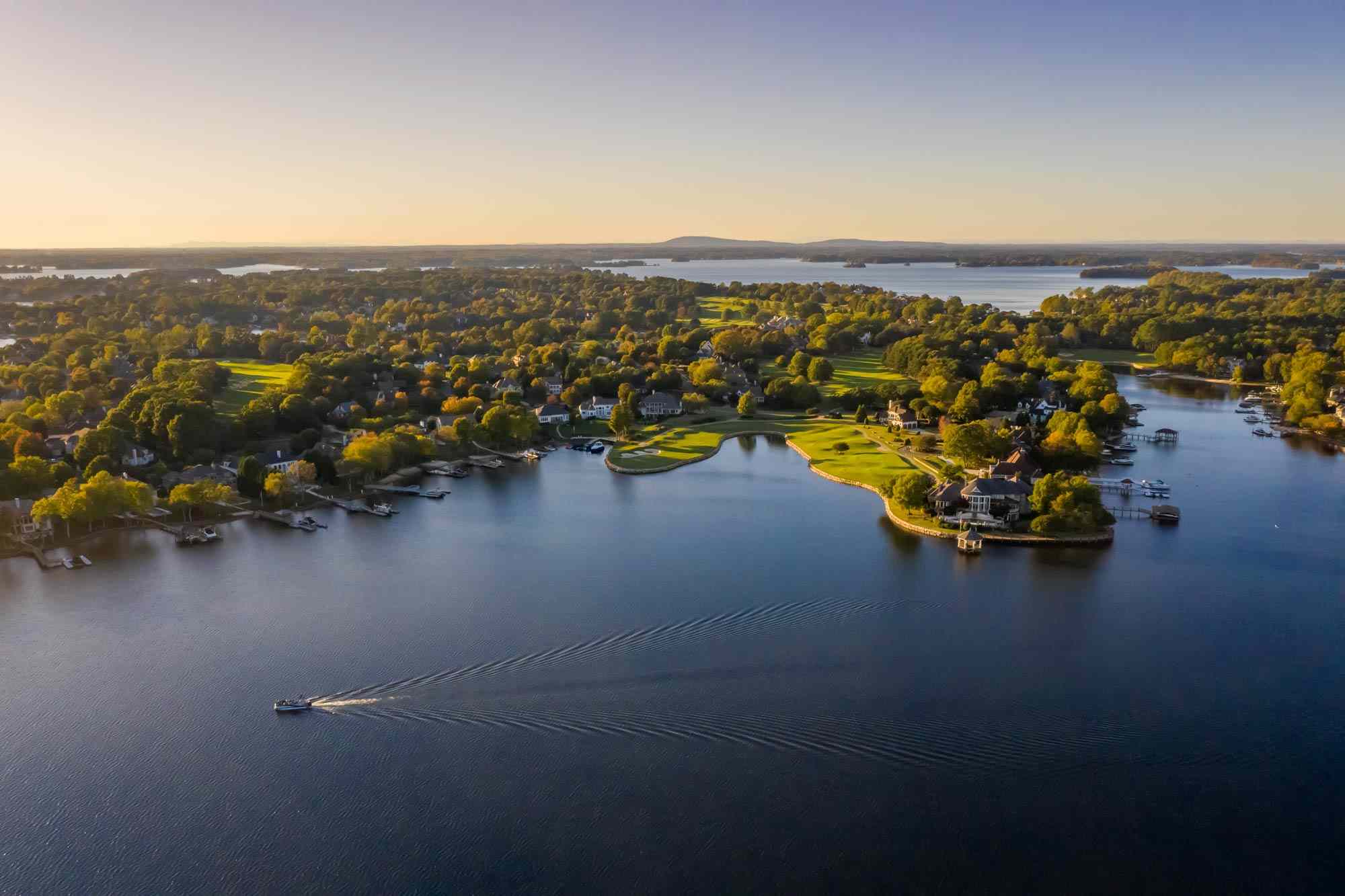 15 Weekend Getaways in North Carolina Locals Love, From Mountain Retreats to Beach Escapes #Travel These are the best destinations for a quick trip. 15 Weekend Getaways in North Carolina Locals Love, From Mountain Retreats to Beach Escapes #Travel These are the best destinations for a quick trip.