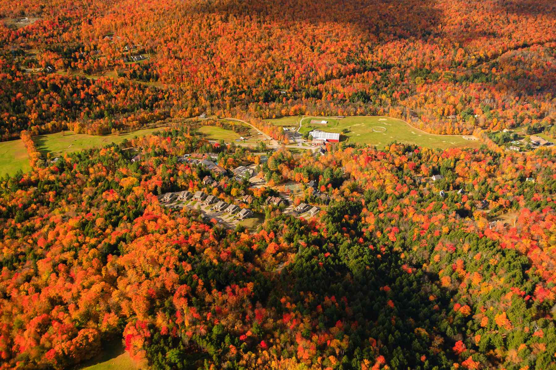 19 Charming U.S. Towns Where the Fall Foliage Is Truly Dazzling, From Vermont to New Mexico #Travel With quaint streets, seasonal traditions, and beautiful natural surroundings, these destinations are magical in the autumn.