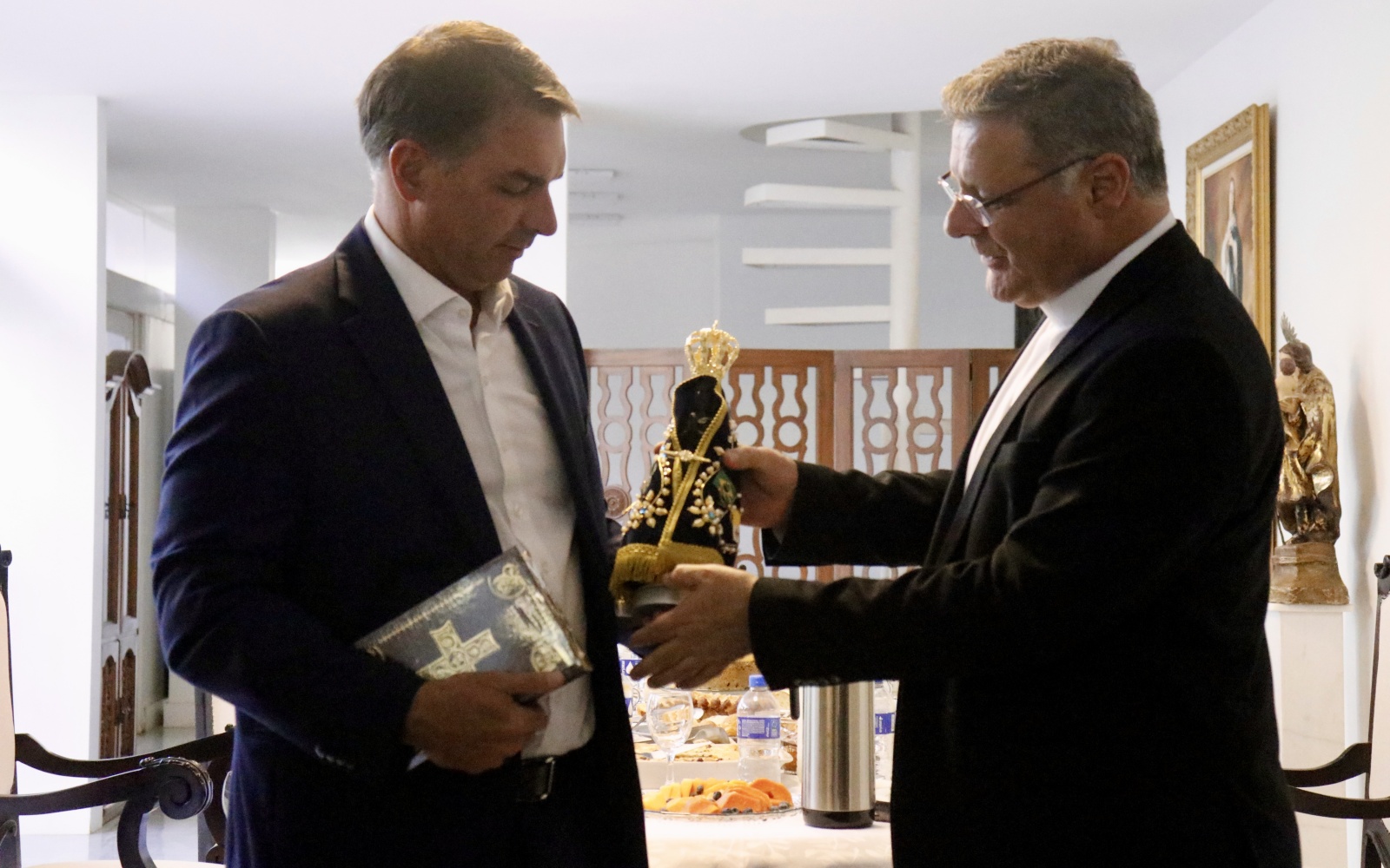 Brazil archbishop receives presidential candidate Flávio Bolsonaro in ‘institutional visit’ – #Catholic – The archbishop of the Brazil’s capital, Brasilia, Cardinal Paulo Cezar Costa, received on Oct. 8 Sen. Flávio Bolsonaro, candidate for president, and his running mate, Congressman Alfredo Gaspar, both of the Liberal Party, for what the archdiocese described as an “institutional visit.”According to the Archdiocese of Brasília, “the meeting took place in an atmosphere of cordiality and dialogue, providing an opportunity to reflect on issues of interest to the Church and Brazilian society.”The archdiocese also reported on its social media that among the topics discussed were “freedom of religion and conscience, respect for the legitimate secularism of the state, the protection of human life and the family, the promotion of social justice, the fight against poverty and inequality; in addition to the importance of collaboration between public authorities and religious institutions in initiatives aimed at the common good.”During the visit, the cardinal gave Bolsonaro, who is Protestant, a copy of a Bible and a small statue of Our Lady of Aparecida, the patroness of Brazil. “The senator was presented with a copy of the Jerusalem Bible and a replica of the image of Our Lady of Aparecida. Both gifts are among the items customarily presented to officials on certain occasions or during institutional visits, as part of [archdiocesan] protocol,” the Archdiocese of Brasília’s communications department told ACI Digital, the Portuguese-language sister service of EWTN News.This story was first published by ACI Digital, the Portuguese-language sister service of EWTN News. It has been translated and adapted by EWTN News English.