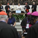 El Papa León inaugura la reunión de obispos en el Vaticano y destaca la ‘fragilidad de las familias’ #Catholic – CIUDAD DEL VATICANO (OSV News) — El 7 de octubre, el Papa León XIV inauguró en el Vaticano un encuentro de los presidentes de las conferencias episcopales de todo el mundo y de los líderes de las Iglesias católicas orientales para conmemorar el décimo aniversario de “Amoris Laetitia” y afirmó que “la belleza” y “la fragilidad” de las familias de hoy estarán en el centro de las discusiones de la semana.
“En estos días dedicados a la oración y la reflexión, queremos poner en el centro de nuestro camino la belleza y la fragilidad de las familias”, dijo el Papa León al inaugurar el encuentro en la Sala de Audiencias Pablo VI.
“Queremos discernir la dirección por la que el Espíritu Santo nos está guiando, para reconocer, promover, apoyar la obra que ya está cumpliendo y valorizar su valiosa contribución a la misión de la Iglesia”.
La reunión a puerta cerrada de los obispos, que se llevará a cabo del 7 al 14 de octubre y fue convocada por el Papa León, se centra en el matrimonio y la familia, y conmemora el décimo aniversario de la exhortación apostólica del Papa Francisco “Amoris Laetitia”, o “La alegría del amor”.

Para suscribirse a nuestro boletín electrónico semanal, haga click aquí.

Al pronunciar su discurso en inglés desde una de las muchas mesas redondas en la Sala Pablo VI del Vaticano, alrededor de las cuales se sentaban más de 150 obispos, el Papa León animó a los obispos a enfrentar las cuestiones que plantea la realidad vivida por las familias de hoy, prestando especial atención a las situaciones de fragilidad.
El Papa León señaló la creciente distancia que existe en muchos contextos “entre las formas en que se viven la sexualidad y la intimidad y la visión cristiana del matrimonio”.
“Los jóvenes siguen anhelando el amor, la fidelidad y el sentido de pertenencia, sin embargo, a muchos les cuesta aceptar cómo esa visión del amor puede materializarse en sus propias vidas o creer que un compromiso para toda la vida es la condición necesaria para alcanzar lo que desean”, dijo.
El Papa afirmó que la fe puede iluminar a todas las familias, incluso en situaciones marcadas por dificultades, soledad y, a veces, incluso por un aparente fracaso, y señaló que la brecha entre el bien que anhelamos y lo que somos capaces de vivir nos recuerda la necesidad de “la gracia, el perdón y nuevos comienzos para cumplir la voluntad de Dios”.
“La experiencia de la fragilidad nos lleva a preguntarnos si somos capaces de mantenernos unidos cuando la vida ya no se corresponde con lo que habíamos esperado, y si podemos reconocer la obra de la gracia incluso en situaciones marcadas por las limitaciones, las heridas y el aparente fracaso”, dijo el Papa.
El Papa León pidió a los obispos de todo el mundo que reflexionaran sobre qué tipo de Iglesia encuentran las personas precisamente cuando se encuentran en su momento de mayor fragilidad.
“El Espíritu Santo suele hablar a través de las mismas situaciones que nos plantean retos, y nos ilumina para que podamos descubrir cómo la misericordia de Dios y la gracia salvífica de Cristo pueden llegar a nuestras familias hoy, especialmente en su debilidad y su resiliencia, en sus esperanzas y decepciones, en su anhelo de comunión y en su búsqueda de sentido”, dijo el Papa León.
“Nuestra tarea, por tanto, no es sólo interpretar estas realidades, sino dejar que nos interroguen y motiven nuestra responsabilidad pastoral, para que la Iglesia pueda encontrar formas renovadas de anunciar el Evangelio, ofrecer la gracia sacramental, acompañar a las familias y hacer visible la ternura con la que Cristo sigue caminando entre su pueblo”.
La cumbre de los obispos sobre la familia se divide en cinco temas de debate para cada día, que van desde el discernimiento de la vocación al matrimonio hasta el acompañamiento y el apoyo ante las dificultades de la vida. Familias de los cinco continentes también compartirán sus testimonios con los obispos.
En su discurso de apertura, el Papa León recordó a los obispos que no hablaran con la prensa, pidiéndoles que “todos mantengamos la discreción y la confidencialidad que exige este tiempo de escucha y discernimiento”.
Si bien la reunión se lleva a cabo a puerta cerrada, la sesión inaugural del 7 de octubre se transmitió en vivo por Vatican Media, y el último día de la reunión, el 14 de octubre, incluirá una Misa de clausura en la Plaza de San Pedro y la publicación de un documento de síntesis final de los debates de la semana.
La sesión inaugural de la tarde del 7 de octubre contó con una meditación a cargo de la hermana dominica Helen Alford, presidenta de la Pontificia Academia de Ciencias Sociales, quien reflexionó sobre cómo el relato evangélico de la mujer samaritana junto al pozo es un ejemplo bíblico de alguien que vive en “una situación familiar frágil e irregular”.
La hermana Alford señaló que el encuentro de esta mujer con Jesús –que nunca habría ocurrido de no ser por su situación familiar irregular– culmina con la conversión de la mujer anónima, quien se convierte “no solo en la primera evangelizadora pública, sino también, a pesar de su mala reputación –y tal vez precisamente por eso–, en una evangelizadora muy eficaz”.
“Difícilmente se podría imaginar una historia más relacionada con la proclamación del Evangelio para y a través de una persona en una situación familiar frágil, con toda la belleza que esta historia encierra”, dijo.
La religiosa instó a los obispos a buscar formas de “animar a los jóvenes a asumir el gran desafío del matrimonio y la vida familiar, abrazándolo con plena conciencia de que experimentarán una gran fragilidad como parte del proceso de descubrir su belleza, y de que, en esa fragilidad, encontrarán fuentes nuevas e inesperadas de la gracia de Dios y experimentarán un deseo de santidad que les es propio”.
“Unámonos a Jesús para animarlos a asumir el desafío –tal como Jesús animó a la mujer samaritana– de proclamar el Evangelio a los demás, precisamente al reconocer su fragilidad, a fin de invitar a otros a unirse a ellos en la confianza en la gracia de Dios y en la experiencia del anhelo cristiano de santidad”, dijo.
El encuentro de obispos está organizado conjuntamente por el Dicasterio del Vaticano para los Laicos, la Familia y la Vida y la Secretaría General del Sínodo. El cardenal Kevin Farrell, prefecto del Dicasterio para la Familia, y el cardenal Mario Grech, secretario general del Sínodo de los Obispos, se sentaron a la derecha y a la izquierda del Papa León, respectivamente, mientras el Papa pronunciaba sus palabras de apertura.
El Papa León animó a todos los obispos que participaban en la reunión a escucharse unos a otros, y agregó que “permanecer atentos a las inspiraciones del Espíritu Santo puede despertar la creatividad pastoral que necesitamos ante los nuevos interrogantes”.
“Que el Señor nos conceda la libertad de escucharnos unos a otros, la sabiduría para reconocer su obra entre su pueblo y el valor para seguirle adonde nos guíe, para que, cada día, el Evangelio se convierta cada vez más plenamente en buena nueva para las familias de todo el mundo”, dijo.
Courtney Mares es editora del Vaticano para OSV News. Síguela en X @catholicourtney.