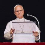 El Papa León no necesita ‘ningún tratamiento adicional’ tras su cirugía pulmonar #Catholic – (OSV News) — Los médicos han confirmado que el Papa León XIV no necesita “ningún tratamiento adicional” tras la cirugía a la que se sometió el 13 de octubre por cáncer de pulmón.
En un comunicado del 21 de octubre, la Oficina de Prensa de la Santa Sede anunció que los doctores Luigi Carbone y Stefano Margaritora indicaron que los resultados de “los exámenes histológicos y de los estudios de biología molecular realizados sobre el material extraído” durante la intervención quirúrgica confirmaron que el tumor era “un adenocarcinoma pulmonar y que la enfermedad estaba localizada”.
Los médicos señalaron que “una evaluación oncológica posterior ha confirmado que no es necesario ningún tratamiento adicional”.
“Esta es una muy buena noticia”, declaró el Dr. Nirmal Veeramachaneni, profesor de cirugía cardiotorácica en la Facultad de Medicina de la Universidad de St. Louis, a OSV News momentos después de que el Vaticano diera a conocer el comunicado sobre el estado de salud del pontífice.

Para suscribirse a nuestro boletín electrónico semanal, haga click aquí.

Aunque no forma parte del equipo médico del Papa León, Veeramachaneni –un experto en oncología que también se desempeña como director médico del programa de detección de cáncer de pulmón en SSM Health– señaló que, basándose en su experiencia y en el comunicado de la Santa Sede, el pronóstico del Papa León parecía ser excelente.
Ahora, dijo Veeramachaneni, el Papa simplemente necesitará “un seguimiento radiográfico a largo plazo para detectar una posible recurrencia”.
Por lo general, explicó, eso implica una tomografía computarizada periódica, que utiliza múltiples imágenes de rayos X para crear una representación tridimensional de los huesos, órganos y tejidos.
Estimó que los intervalos entre los exámenes oscilarían entre “cada seis meses” y “una vez al año durante varios años”.
Basándose en su propia experiencia clínica y de investigación, Veeramachaneni dijo que la noticia del Vaticano era “en realidad lo que esperaba” y “el escenario más probable”.
Veeramachaneni señaló que “el hecho de que ellos (el equipo médico del Papa León) procedieran directamente a la cirugía me dijo mucho”.
“Si les preocupaban los resultados de las imágenes, o si pensaban que se trataba de un estado más avanzado de la enfermedad, la atención médica moderna habría implicado comenzar con quimioterapia de inmediato”, dijo.
El Vaticano no ha revelado si el Papa León recibió algún tratamiento contra el cáncer previo a la cirugía, conocido como terapia neoadyuvante, antes de ingresar al Hospital Gemelli de Roma el 13 de octubre y someterse ese mismo día a una cirugía asistida por video de 90 minutos.
El portavoz del Vaticano, Matteo Bruni, dijo el 14 de octubre que, antes de la cirugía, el Papa León se había sometido a varios procedimientos de diagnóstico –una broncoscopia robótica con biopsia, una tomografía computarizada (TC) de tórax con contraste y una tomografía por emisión de positrones (PET)– que indicaron la necesidad de la operación.
El Papa anunció, después de dirigir la oración del Ángelus del 11 de octubre en la Plaza de San Pedro, que los médicos habían encontrado un nódulo localizado en su pulmón y le habían recomendado una intervención quirúrgica.
Tras la cirugía asistida por video –en la que se extirpó el lóbulo inferior del pulmón derecho del Papa–, Carbone, el médico personal del Papa, y Margaritora, jefe del equipo de cirugía torácica del Gemelli, dijeron que el examen histológico había “confirmado el diagnóstico de adenocarcinoma pulmonar, tal y como se sospechaba a partir de los exámenes preoperatorios”.
Veeramachaneni señaló que todo indicaba que el cáncer se encontraba en una “etapa temprana”.
Normalmente se recomendaría quimioterapia “si el tumor midiera más de cuatro centímetros o si los ganglios linfáticos estuvieran afectados”, dijo.
“Como parte de un examen oncológico estándar, el cirujano habría tomado una muestra o extirpado los ganglios linfáticos que rodean la vía aérea central, además de extirpar los ganglios linfáticos del propio lóbulo” pulmonar, explicó.
Los adenocarcinomas son cánceres que se originan en las glándulas que recubren los órganos del cuerpo, según la Clínica Cleveland.
El adenocarcinoma de pulmón es “el subtipo más común de cáncer de pulmón” y “pertenece a la categoría de cáncer de pulmón de células no pequeñas”, afirmó el Dr. Stephen Liu, profesor asociado de medicina, director de oncología torácica y director de terapias en desarrollo en el Centro Oncológico Integral Lombardi de la Universidad de Georgetown.
Casi 9 de cada 10 cánceres de pulmón son del tipo de células no pequeñas, que crecen más lentamente que su contraparte de células pequeñas, que suele originarse cerca de las vías respiratorias y se disemina rápidamente, según la Fundación Nacional para la Investigación del Cáncer.
Liu agregó que el adenocarcinoma de pulmón es también “el tipo más común” de cáncer de pulmón “en personas sin un historial significativo de tabaquismo”.
Gina Christian es reportera multimedia de OSV News. Síguela en X @GinaJesseReina.
&nbsp;