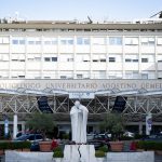 El Papa León XIV inicia fisioterapia respiratoria un día después de la cirugía por cáncer de pulmón #Catholic – ROMA (OSV News) — El Papa León XIV se sometió a exámenes médicos adicionales y comenzó fisioterapia respiratoria el 14 de octubre, un día después de la cirugía por cáncer pulmonar en la que se le extirpó el lóbulo inferior del pulmón derecho.
En el primer informe médico proporcionado por el Vaticano desde que se dio a conocer, a última hora de la noche, el diagnóstico de cáncer de pulmón del Santo Padre, los médicos del Papa León informaron el miércoles que la “evolución sigue según lo previsto” y que el Papa ha comenzado a caminar por su habitación del hospital.
“Esta mañana, el Santo Padre se ha sometido a los análisis de sangre y a la radiografía de tórax previstos tras la intervención. Los resultados confirman una evolución postoperatoria normal: los valores se encuentran dentro de los límites normales para el tipo de intervención realizada”, indicaron en un comunicado conjunto el Dr. Stefano Margaritora, cirujano del Papa, y el Dr. Luigi Carbone, médico personal del Papa.
“El Santo Padre ha realizado fisioterapia respiratoria y ha comenzado a caminar por la habitación. Ha retomado su alimentación habitual, tomando el desayuno y el almuerzo. La evolución sigue según lo previsto”.
El portavoz del Vaticano, Matteo Bruni, dijo a los periodistas que el Papa León se encontraba “de buen ánimo” el día después de la cirugía programada para extirparle un nódulo localizado en el pulmón. Bruni explicó a los periodistas que, antes de someterse a la cirugía, el Papa León se había realizado una broncoscopia robótica con biopsia, una tomografía computarizada de tórax con contraste y una tomografía por emisión de positrones (PET), cuyos resultados indicaron la necesidad de la cirugía del 13 de octubre.

Para suscribirse a nuestro boletín electrónico semanal, haga click aquí.

El Papa León ingresó en el Hospital Gemelli el 13 de octubre para someterse a la cirugía pulmonar, tras anunciar el 11 de octubre que los exámenes médicos recientes habían revelado un nódulo pulmonar “bien localizado” que se había “detectado todavía en una fase muy temprana”.
Según Vatican News, en los próximos días se realizarán los análisis del tejido extirpado durante la cirugía.
En respuesta a una pregunta sobre cuánto tiempo podría tardar en conocerse si queda cáncer más allá de lo que se extirpó durante la cirugía del Papa, Bruni dijo: “Hay que preguntarle a un médico cuánto tardarán esos resultados. Por lo general, los resultados tardan cinco, diez o quince días, dependiendo de la situación”.
Expertos médicos consultados por OSV News indicaron que un posible análisis de los ganglios linfáticos del Papa León podría ser clave para evaluar los pasos a seguir.
El Dr. Nirmal Veeramachaneni, profesor de cirugía cardiotorácica en la Facultad de Medicina de la Universidad de St. Louis y director médico del programa de detección de cáncer de pulmón en SSM Health –quien no participa en la atención médica del pontífice–, dijo en una entrevista con OSV News que, por lo general, se tarda una semana en recibir todos los resultados de la biopsia.
El comunicado del 14 de octubre de los médicos del Papa León es la primera actualización del Vaticano sobre el estado de salud del Papa desde que concluyó su cirugía, cuando sus médicos revelaron que “el examen histológico in situ ha confirmado el diagnóstico de adenocarcinoma pulmonar, tal y como se sospechaba a partir de los exámenes preoperatorios”.
El adenocarcinoma de pulmón es la forma más común de cáncer de pulmón en Estados Unidos. Representa alrededor del 40% de todos los cánceres de pulmón, según la Fundación Americana contra el Cáncer de Pulmón.
El lóbulo inferior derecho del pulmón, que le extirparon al Papa León, es el más grande de los tres lóbulos del pulmón derecho. Ubicado en la parte posterior e inferior de la cavidad torácica derecha, aporta aproximadamente el 30% de la capacidad pulmonar total, lo que lo convierte en el lóbulo pulmonar más grande, según el Baylor College of Medicine.
Se espera que el Papa León permanezca al menos una semana en el Hospital Gemelli de Roma mientras se recupera de la cirugía. El Vaticano ha cancelado todas las audiencias programadas del Papa hasta el 20 de octubre.
Bruni dijo que, por el momento, no había cambios que anunciar respecto a la duración prevista de la estancia del Papa en el hospital ni respecto al viaje papal programado a América Latina del 6 al 17 de noviembre. Afirmó que el Papa León XIV había “manifestado su intención” de viajar a Perú, donde había sido misionero y obispo durante muchos años, y “esa intención sigue vigente”.
El itinerario publicado anteriormente para la visita apostólica de 12 días a Sudamérica indicaba que recorrería más de 19.000 millas en 14 vuelos durante un viaje en noviembre a Uruguay, Argentina y Perú, que incluye paradas en zonas de gran altitud de la cordillera de los Andes.
La presidenta de Perú, Keiko Fujimori, dijo que el país recibió la noticia del diagnóstico del pontífice “con profunda tristeza” y le pidió a Dios que “lo cuide, le dé fuerzas y nos permita verlo pronto recuperado”.
“Santo Padre, esta tierra, que también es su hogar, lo abraza con inmenso cariño. Hoy nos toca acompañarlo con nuestras oraciones, así como usted tantas veces nos ha acompañado con las suyas”, escribió. “Hoy, más que nunca, unamos nuestra fe en una gran cadena de oración. Que nuestro Señor de los Milagros escuche nuestras súplicas y lo acompañe en este difícil momento”.
Courtney Mares es editora del Vaticano para OSV News. Síguela en X: @catholicourtney.