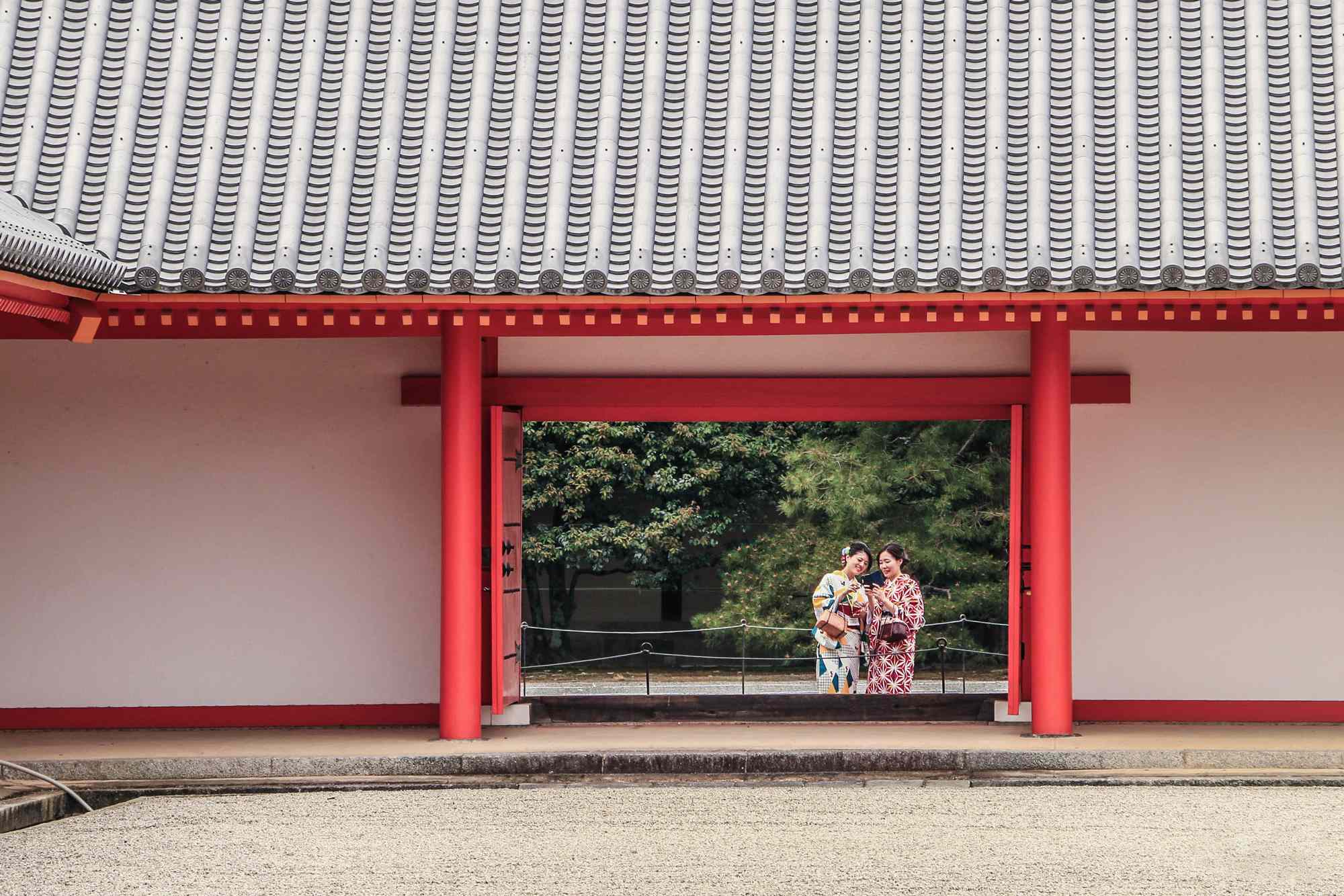How to Travel to Japan on a Budget—Without Skimping on Delicious Food and Iconic Sights #Travel Want to save money on your trip to Japan? Follow these expert tips.